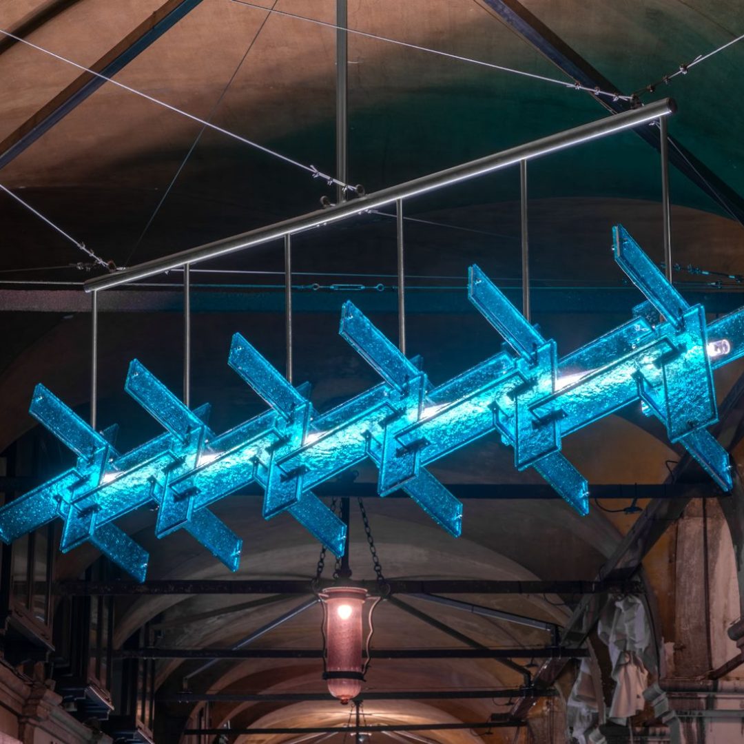Lampadario in vetro realizzato da Salviati in collaborazione con Kengo Kuma
